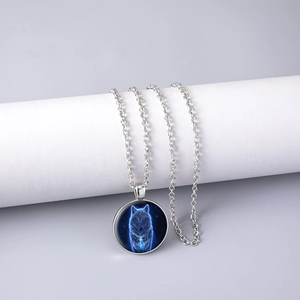 Dettaglio del ciondolo a testa di lupo con gemma in vetro blu e catena in argento lucido