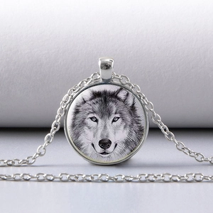 Collana con pendente totem lupo argento e gemma di vetro su sfondo bianco