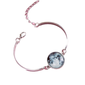 Bracelet lunaire argenté réglable avec dôme en verre et texture de surface de la lune