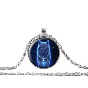 Collana con ciondolo lupo siberiano argentato e design mistico con cielo stellato