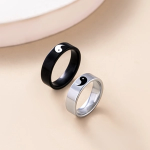 Détail des bagues de couple Yin Yang Tai Chi en acier inoxydable noir et argenté