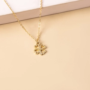Collier trèfle à quatre feuilles doré avec pendentif cœur et chaîne O élégante