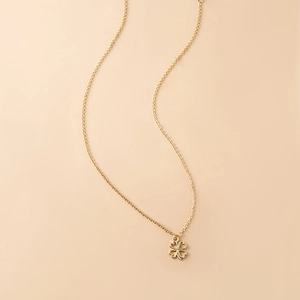 Détail du collier trèfle à quatre feuilles plaqué or sur une fine chaîne en O
