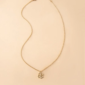 Collier trèfle doré élégant avec feuilles en forme de cœur sur une chaîne délicate