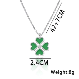 Détails du pendentif trèfle avec chaîne de 42+7cm et largeur de 2,4cm en gros plan