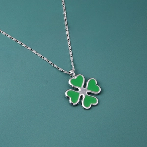 Détail du collier trèfle à quatre feuilles vert Hinata Tachibana Tokyo Revengers
