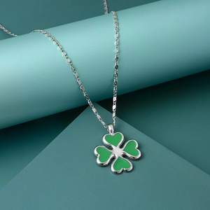 Collier avec pendentif trèfle à quatre feuilles vert Hinata Tachibana Tokyo Revengers