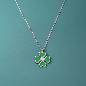Détail du pendentif trèfle à quatre feuilles argenté avec cœurs en émail vert