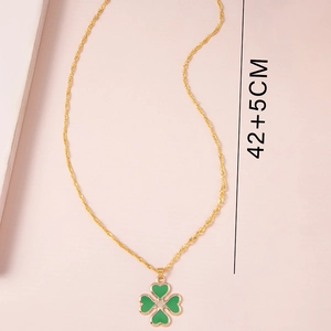 Détail du collier trèfle avec cœurs verts et indication de longueur de 42+5cm