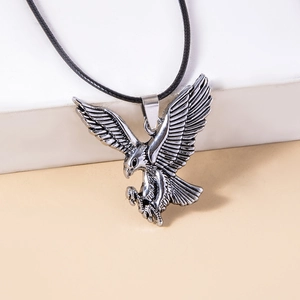 Collier avec pendentif aigle vintage et cordon noir en argent rétro