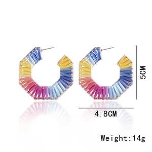 Handgemaakte regenboog raffia C-vormige oorbellen voor dames, maat 5cm