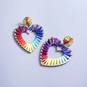 Handgeweven hartvormige raffia oorbellen in regenboogkleuren met een goudkleurig frame