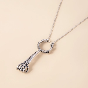 Makroaufnahme der gotischen Skeletthand Zigarettenhalter Ring in Antiksilber