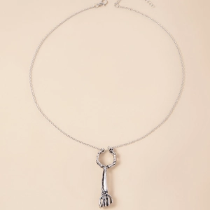 Detailansicht der Retro-Silber-Skeletthand Zigarettenhalterring mit Knochenstruktur