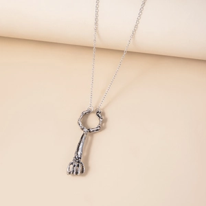 Detail eines Vintage Silber-Totenkopfhand-Anhängers mit gotischer Knochenstruktur