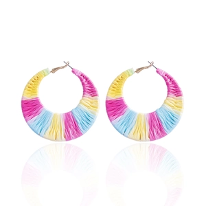 Handgemaakte regenboog geweven raffia oorringen met levendige kleurrijke zomerse boho-stijl