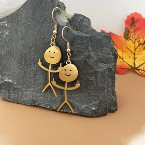 Boucles d'oreilles pendantes bonhomme allumette doré avec smiley et doigt d'honneur