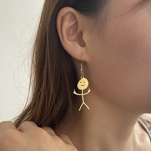 Boucles d'oreilles pendantes bonhomme bâton doré au design humoristique provocateur