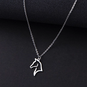 Minimalistische Edelstahlkette mit hohlem Pferdekopf-Umrissanhänger in glänzendem Silber