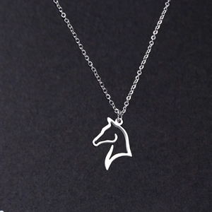 Minimalistische Pferde-Halskette mit hohlem Anhänger aus Edelstahl in Silber-Optik