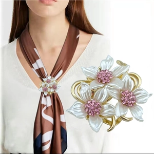 Détail de clip pour foulard à fleurs blanches nacrées et cristal rose central