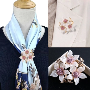 Broche fleurie et attache-foulard avec strass roses et détails plaqués or fin