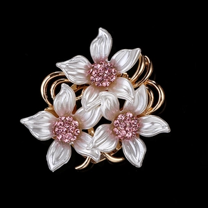 Élégante Broche Fleur en Alliage Doré Boucle d'Écharpe Avec Zircone Rose et Pétales en Résine Blanc Künstliche Perle Femme
