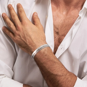 Dettaglio del bracciale rigido in acciaio inossidabile da 10 mm con incisione di montagne