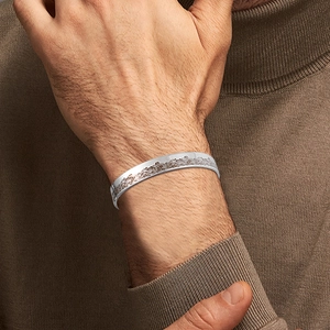 Bracciale rigido aperto in acciaio inox argento con motivo montano inciso