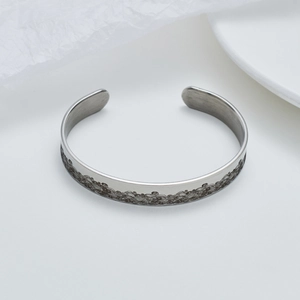 Bracciale a polsino aperto in acciaio inossidabile da 10 mm con motivo a onde inciso minimal