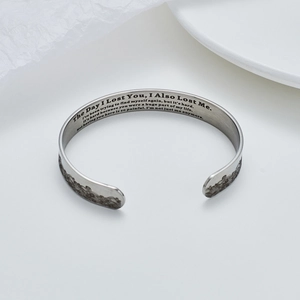 Bracciale rigido aperto da 10mm in acciaio lucido con trama a onde e incisione