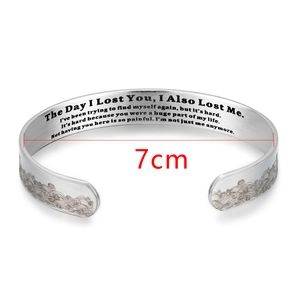 Dettaglio del bracciale rigido 10mm in acciaio inox con motivo a onde e incisione