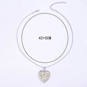 Elegante Herz-Halskette mit Flügeln und 42+5cm Schlangenkette auf weißem Hintergrund