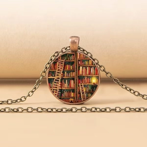 Vintage Bronzekette mit rundem Bibliotheks-Anhänger aus Glas und feiner Kette