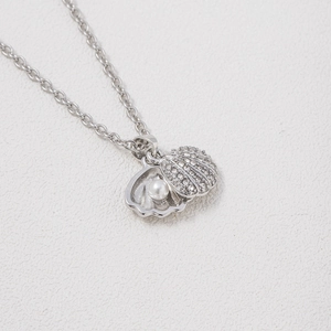 Exquisite shell-shaped pendant necklace in rose gold with diamonds and a white pearl
