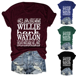 Détail d'un t-shirt graphique avec noms de chanteurs et short en jean vieilli