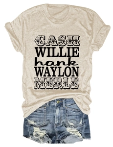 Vue à plat d'un t-shirt beige avec noms de musique country et short en jean