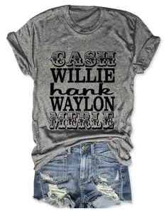 T-shirt gris chiné avec texte vintage et short en jean déchiré posé à plat sur fond blanc