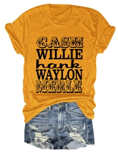 Mise à plat d'un t-shirt vintage jaune avec noms d'artistes et short denim