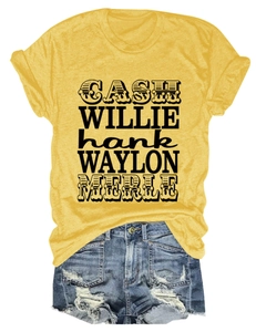 Détail à plat d'un t-shirt jaune moutarde avec motifs de musique et mini short en jean usé