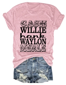 Détail d'un t-shirt rose en coton à imprimé vintage et short en jean effiloché