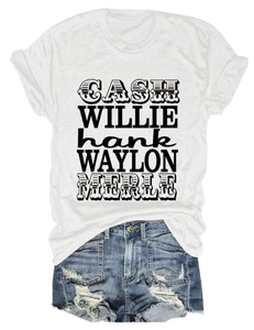 T-shirt blanc à col rond avec noms de chanteurs country et short en jean délavé