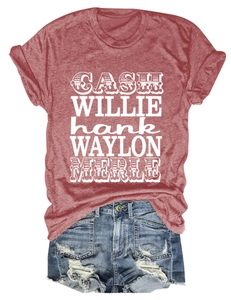 T-shirt graphique rouge avec icônes de musique country et short en denim vieilli