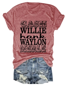 T-shirt vintage rouge avec noms de musique et short en jean vieilli posé à plat