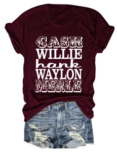 Détail d'un t-shirt bordeaux avec noms de musique country et short en denim