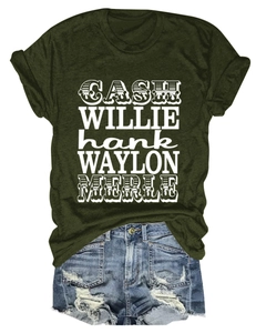 Détail du t-shirt vert foncé avec texte rétro et short en jean bleu à ourlet effiloché