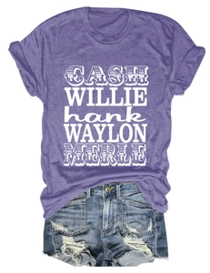Détail à plat d'un t-shirt graphique violet et d'un short en jean vieilli à franges