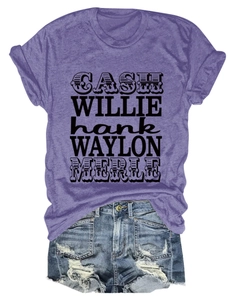 T-shirt violet à manches courtes avec noms d'artistes et short en jean assorti
