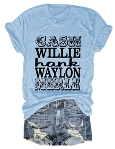 Tenue avec T-shirt bleu aux noms de musique country et short en jean délavé usé