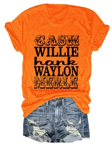 Détail du t-shirt orange vif à col rond avec texte artistique noir et short en jean bleu